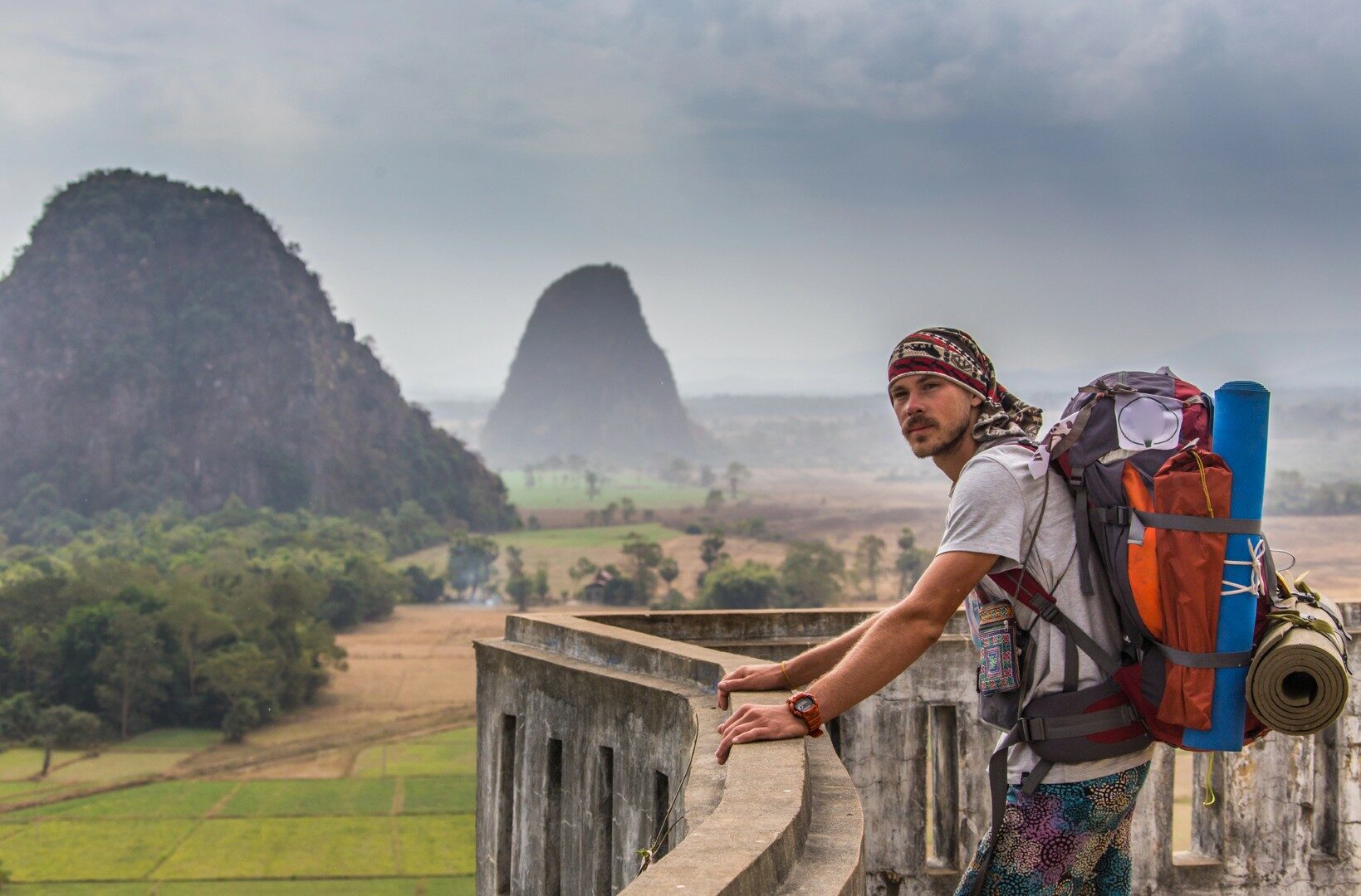 Man wandelt in een dikke regenwoud in Laos