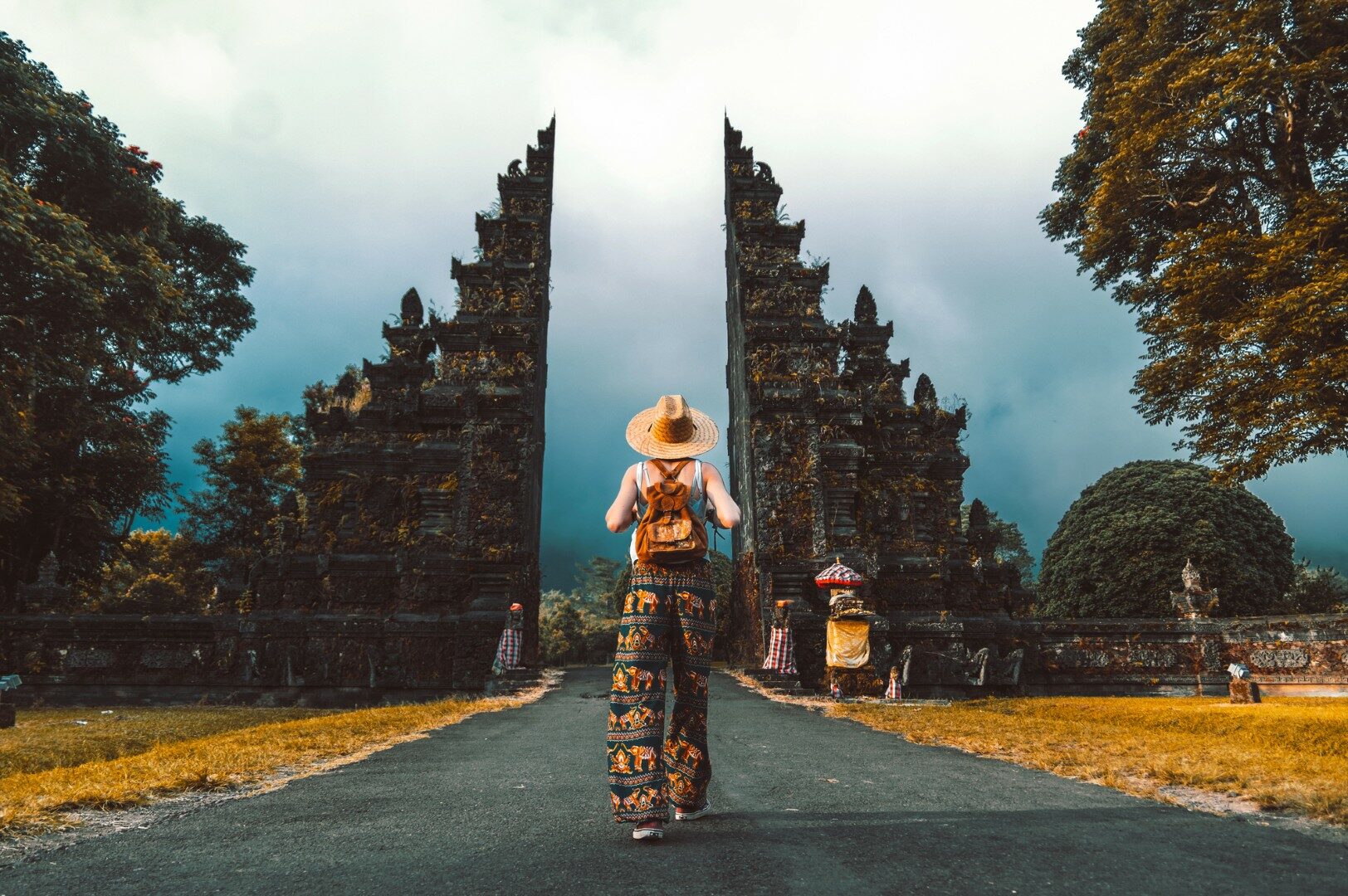 Toeristische vrouw met rugzak op vakantie wandelend door de Hindoe tempel in Bali in Indonesië